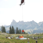 Asséchés par la canicule, les alpages sont ravitaillés en eau par les airs - rts.ch