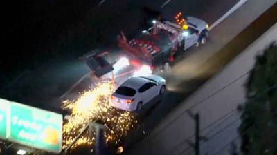 Au volant d’un véhicule des travaux publics volé, il entraîne la police dans une course-poursuite à Los Angeles