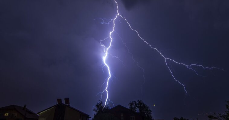 De violents orages ont frappé plusieurs régions de Suisse, dont le Valais - rts.ch