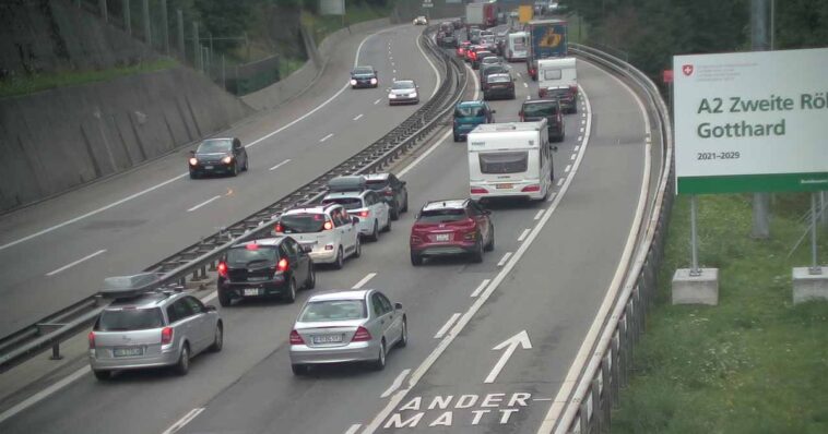 Deux bouchons au tunnel du Gothard, un tronçon fermé à la circulation - rts.ch