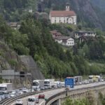 Deux heures et demie d'attente devant le portail nord du Gothard - rts.ch