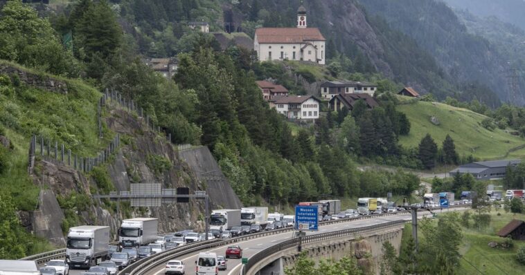 Deux heures et demie d'attente devant le portail nord du Gothard - rts.ch