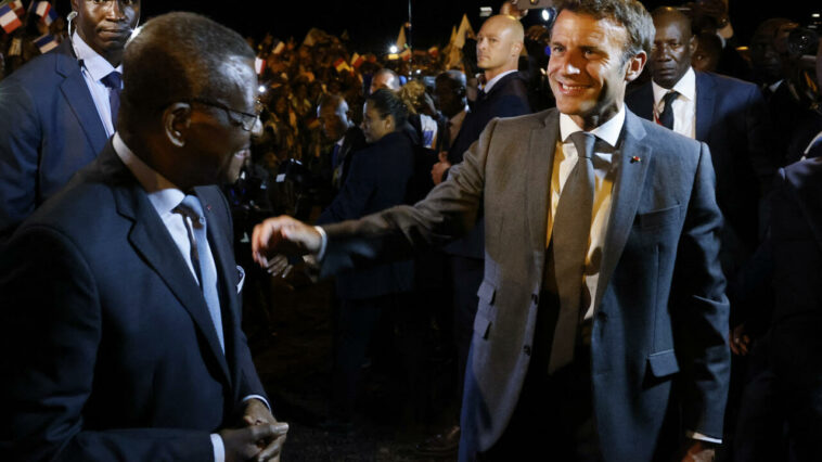 Emmanuel Macron est arrivé au Cameroun, première étape d'une tournée en Afrique