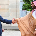 Macron accueille d'une longue poignée de mains le prince héritier saoudien à l'Élysée