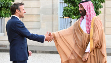 Macron accueille d'une longue poignée de mains le prince héritier saoudien à l'Élysée