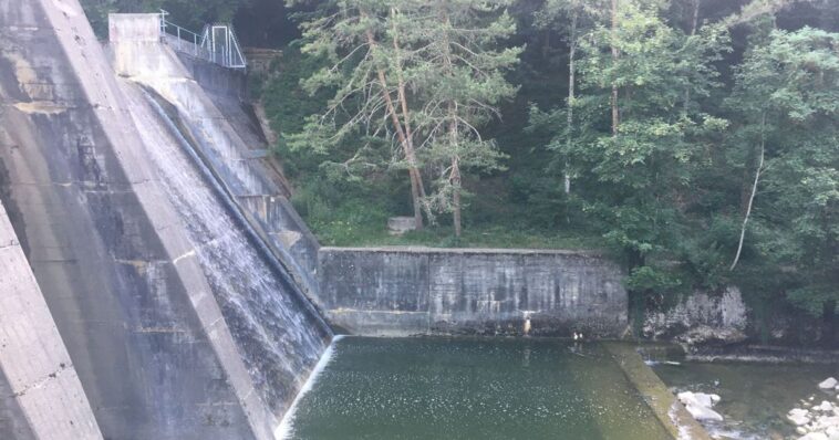 Moins d'eau dans les rivières et plus dans les turbines, une idée qui divise - rts.ch