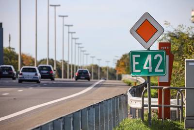 Un mort et deux blessés graves suite à un accident sur l'E42 à Gosselies