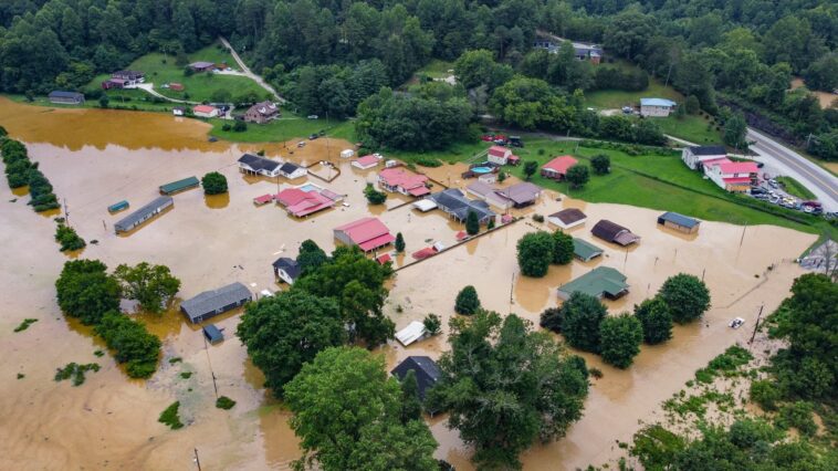au moins trois morts après des inondations "dévastatrices" dans le Kentucky