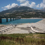 dans les Alpes, le lac de Serre-Ponçon tente de s’adapter à la sécheresse