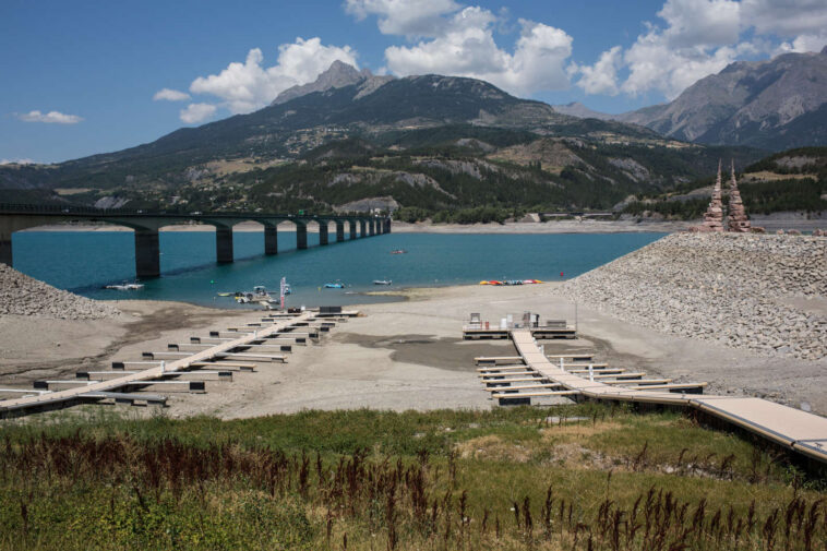 dans les Alpes, le lac de Serre-Ponçon tente de s’adapter à la sécheresse