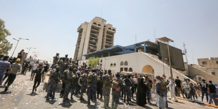 des manifestants, partisans d'un influent leader chiite, envahissent le Parlement