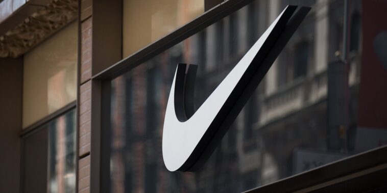 deux vigiles volent plus de 32.000 euros de produits Nike dans leur magasin