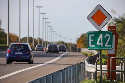 Accident impliquant un camion et une voiture sur la E42: une personne est décédée