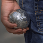 Annecy (F): Pour se venger, il jette des boules de pétanque sur le magasin de son ex