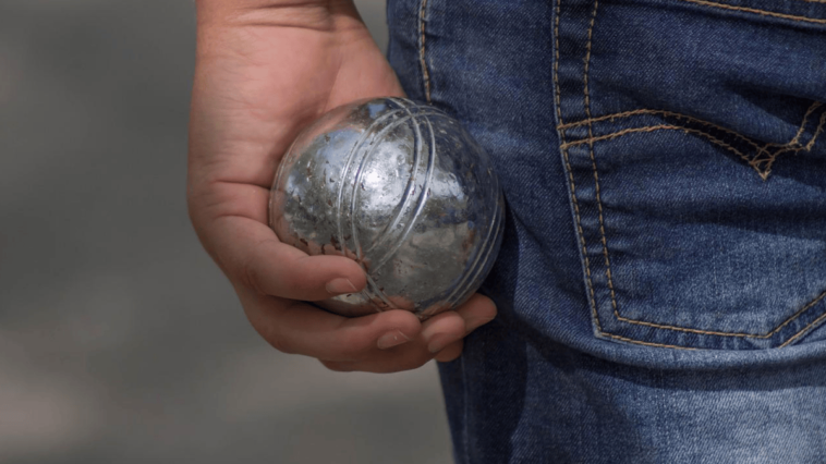 Annecy (F): Pour se venger, il jette des boules de pétanque sur le magasin de son ex