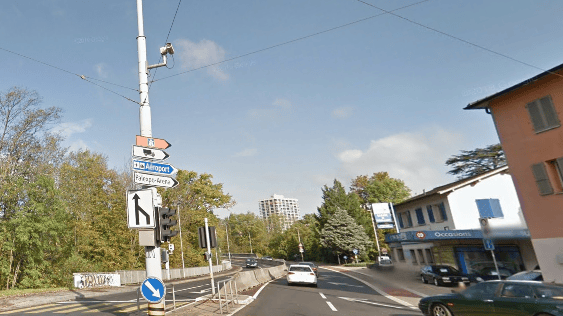 Genève: Une voiture sur le toit sur le pont de Lancy