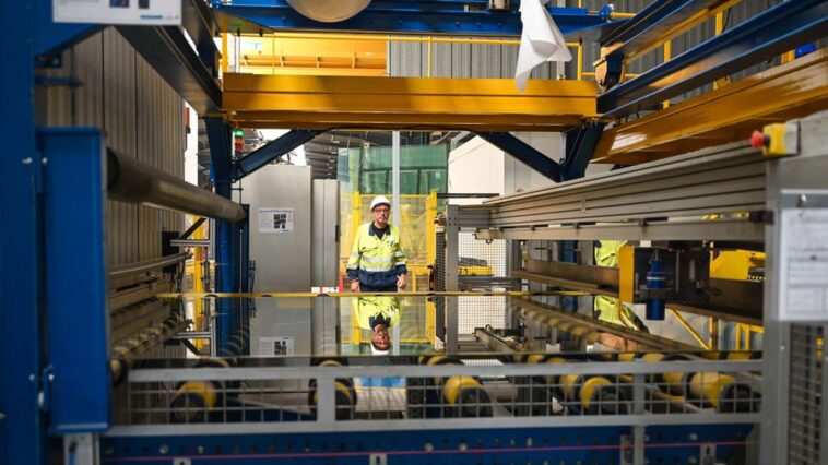 Au sein de l'industrie manufacturière française, c'est la fabrication des biens d'équipement qui affiche la meilleure mine (ici une usine Saint-Gobain en juillet 2022).