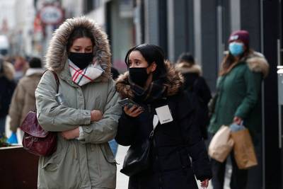 Les vacances font leur effet: le nombre de contaminations au Covid-19 a diminué de moitié dans la population active