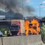 Un chargement de ballots de paille prend feu sur l’E25 près de Lille: un jet de mégot à l’origine de l’incendie?