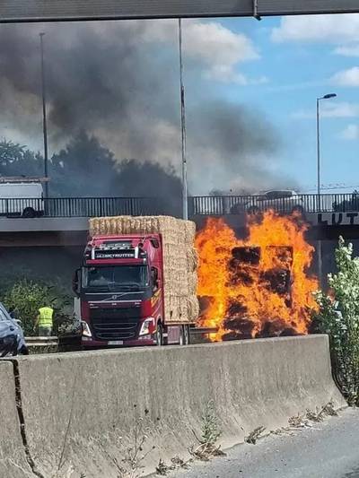 Un chargement de ballots de paille prend feu sur l’E25 près de Lille: un jet de mégot à l’origine de l’incendie?