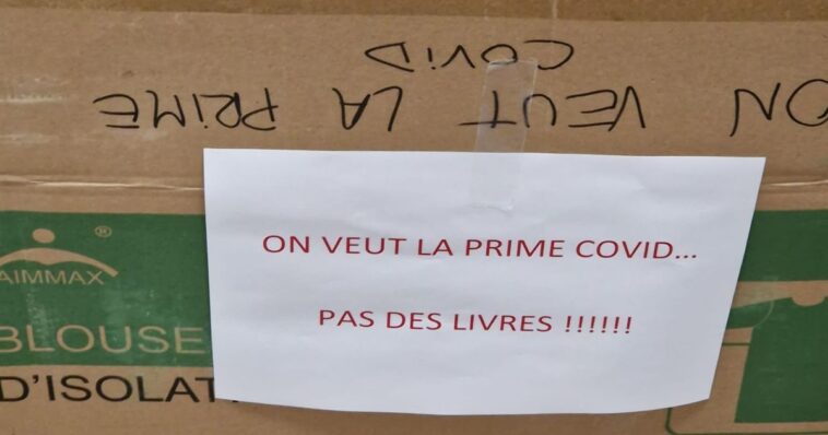 Un livre du CHUV sur le Covid-19 passe mal auprès du personnel soignant - rts.ch