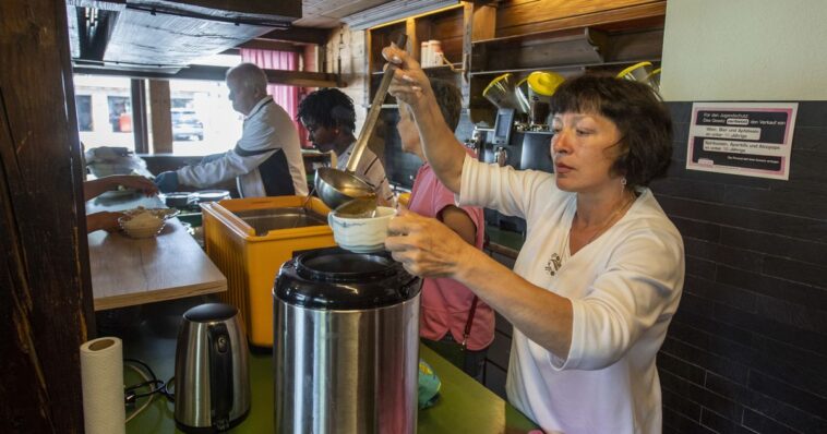 Un quart des réfugiés ukrainiens en Suisse employés dans la gastronomie - rts.ch