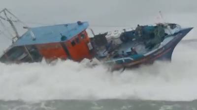 Une mer agitée envoie quatre pêcheurs par-dessus bord en Inde