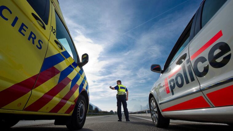 Valais: Un conducteur dérape et finit 50m plus bas après plusieurs tonneaux