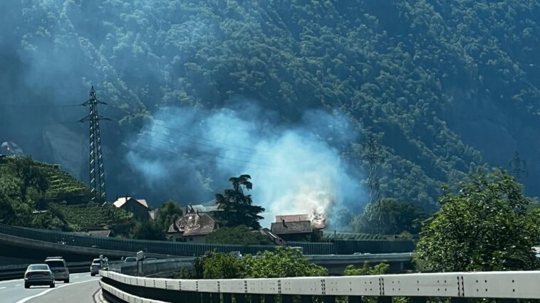 Villeneuve (VD): Un bâtiment proche de l’autoroute A9 s’est embrasé