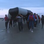 Calais : des migrants prêts à tout pour rejoindre l'Angleterre