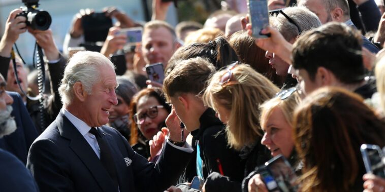 Charles III et William s'offrent un bain de foule dans la queue pour le cercueil d'Elizabeth II