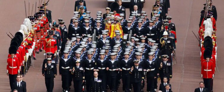 Dans la ferveur, Elizabeth II en route vers sa dernière demeure