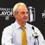 Darryl Sutter regarde en avant