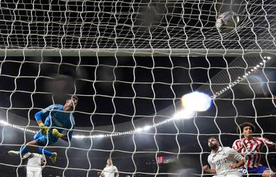 Derby tendu, boulette de Courtois, Hazard sur le banc: le Real domine l’Atletico et enchaîne