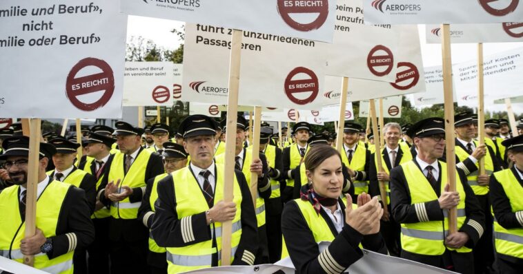 Des pilotes de Swiss ont manifesté à Kloten pour une meilleure CCT - rts.ch