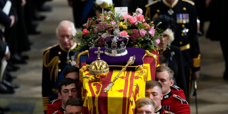 EN IMAGES - Elizabeth II : revivez les funérailles de la reine