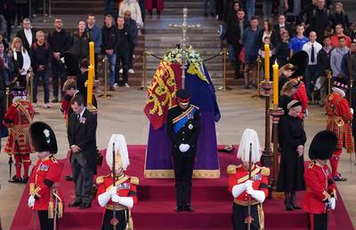 EN IMAGES: William et Harry en uniforme, et les autres petits-enfants d'Elizabeth II recueillis autour de son cercueil