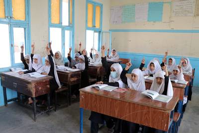 L'ONU appelle les talibans à rouvrir les écoles secondaires pour filles fermées depuis un an: “Tragique, honteux et tout à fait évitable”