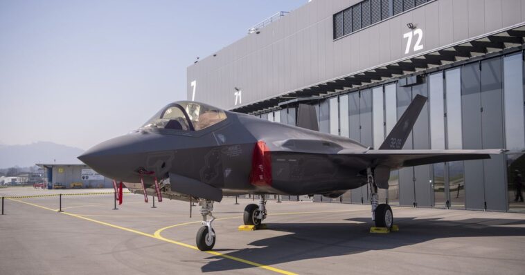 Le Parlement valide l'achat des avions de combat américains F-35 - rts.ch