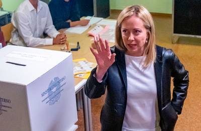 Le parti d'extrême droite de Giorgia Meloni en tête, sa coalition avec la droite créditée de plus de 40%