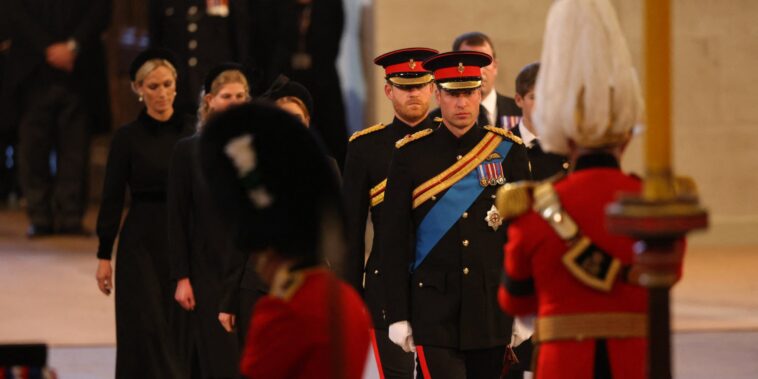 Les princes William et Harry réunis à nouveau autour du cercueil d'Elizabeth II