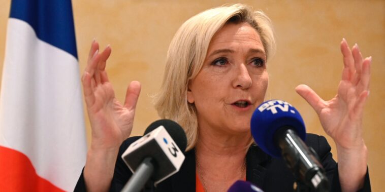 Marine Le Pen déplore "la haine tout le temps"