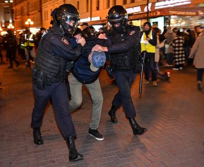 “Non à la guerre!”: plus de 1.300 arrestations lors de manifestations anti-mobilisation en Russie