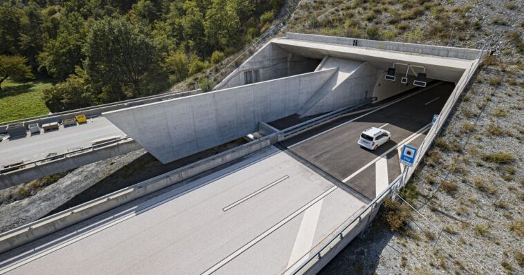 Ouverture du tube nord du tunnel de Viège sur l'autoroute A9 - rts.ch