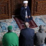 Une formation à Fribourg pour intégrer les imams dans la société suisse - rts.ch