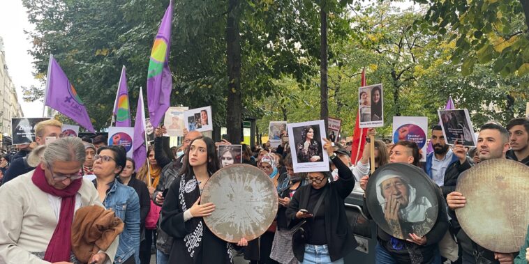 à Paris, 250 personnes ont manifesté pour soutenir l'Iran