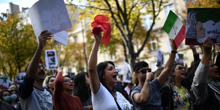 des gaz lacrymogènes pour empêcher des manifestants d'arriver à l'ambassade d'Iran