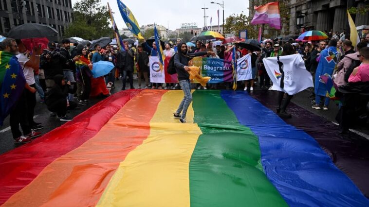 des milliers de militants LGBTQ+ défilent malgré l'interdiction des autorités