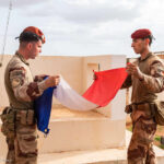 la brève interpellation de deux membres de l’ambassade de France illustre le climat de tension entre Bamako et Paris