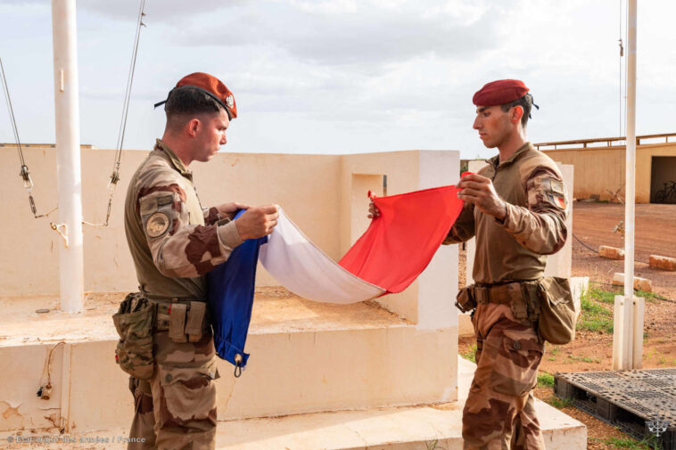 la brève interpellation de deux membres de l’ambassade de France illustre le climat de tension entre Bamako et Paris